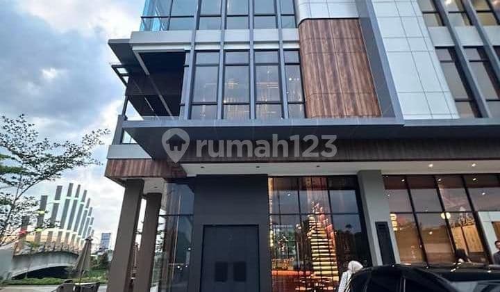 Ruko 2 Fasad Hadap Jalan Utama di Boulevard Summarecon