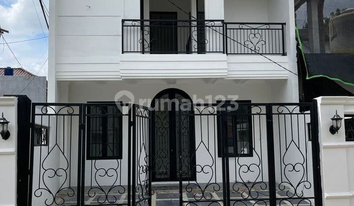 Rumah Baru 2,5 Lantai American Classic Jatiwaringin, Bekasi