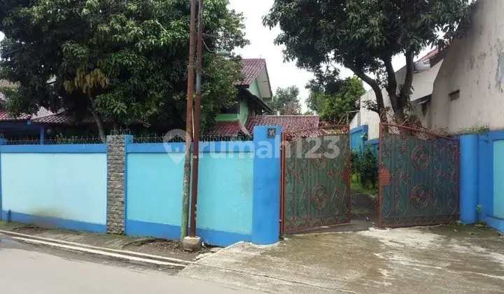 Corner Family House Large Yard SHM Needs Renovation