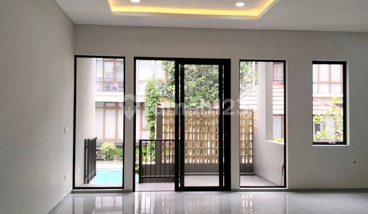 Dijual Rumah Siap Huni Tiga Lantai Fasilitas Kolam Renang di Setraduta Lavida Bandung