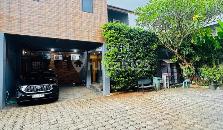 Dijual Rumah Siap Huni Furnished 2 Lantai dengan Swimming Pool di Jagakarsa