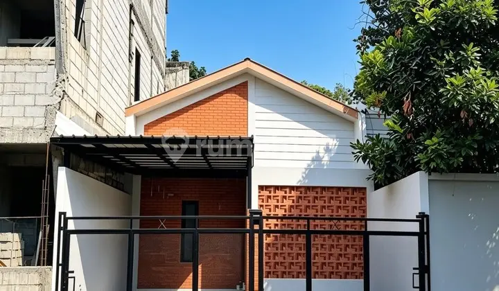 Ready-to-occupy house on Anggrek Street Near Pim & Toll in Pondok Pinang
