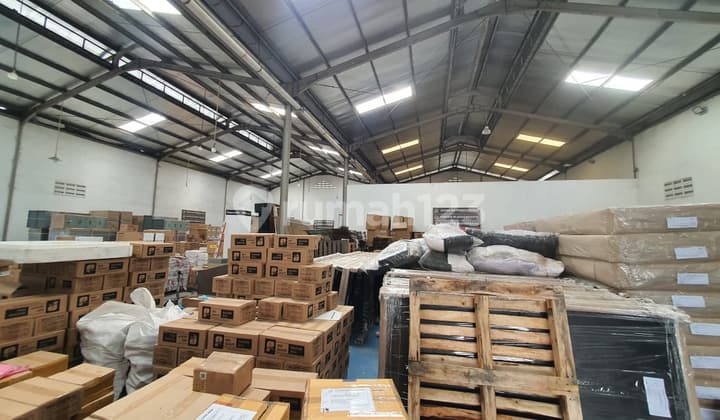 Gudang dan Kantor Pinggir Jalan Dekat Tol di Jalan Raya Cakung