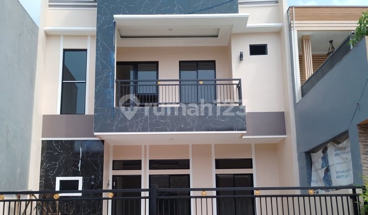Hunian Bangunan Baru 2 Lantai Siap Huni di Taman Raya Citra Raya