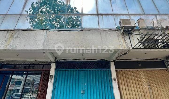 Sewa Ruko Dalam Kompleks di Jl Bubutan 4 Lantai Area Parkir Luas