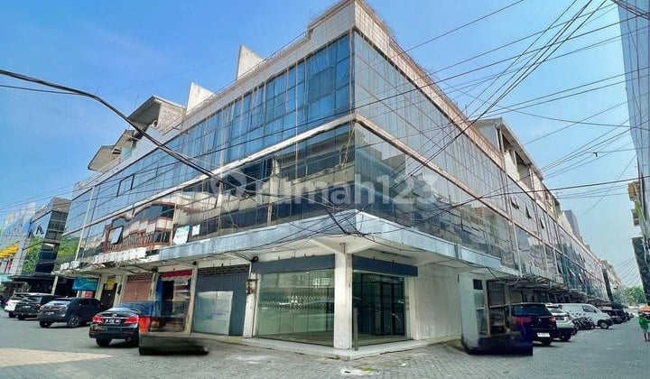 Translate to English: Rent a 4-storey Rmi Ngagel Corner Shop House, Near the Gate, Visible from Outside