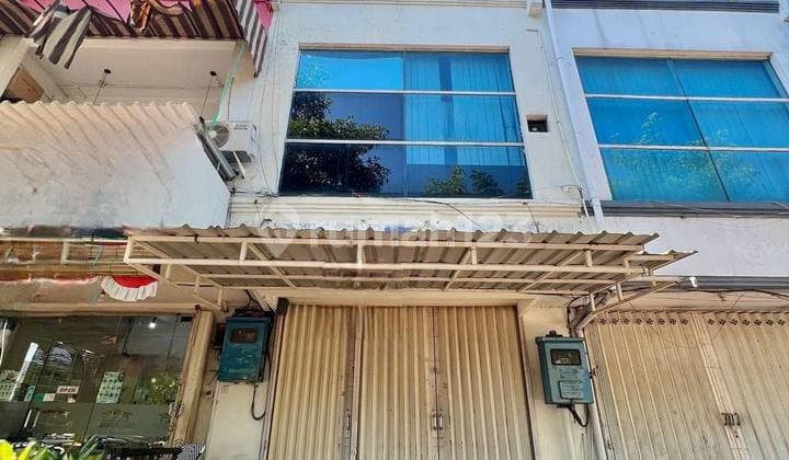 Shop House in Gubeng Area 3 Floors Strategic Located on the Main Boulevard Road.