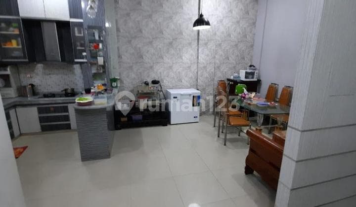 Rumah hook 3 Lantai Bagus di kavling polri jelambar jakarta barat