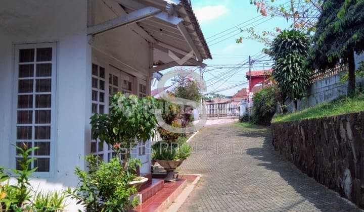 Dijual Rumah Dengan Pekarangan Luas Di Awiligar Bandung