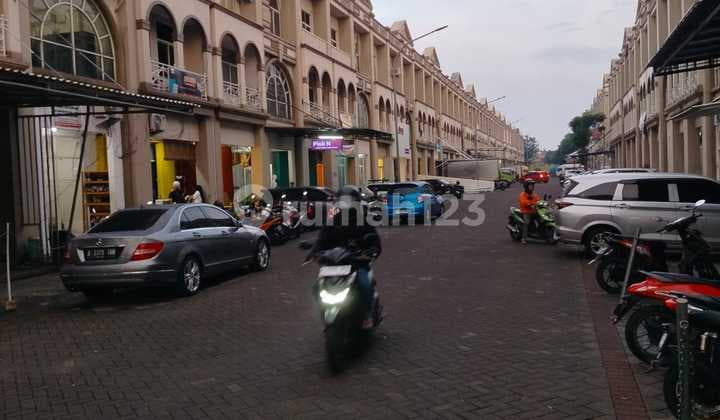 Commercial Shop for Rent. in Grandgalaxy. Bekasi.