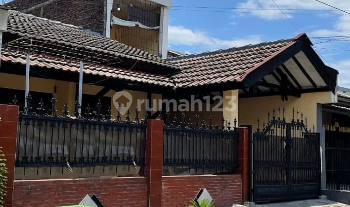 For Sale House on Wisma Lidah Kulon Street Surabaya