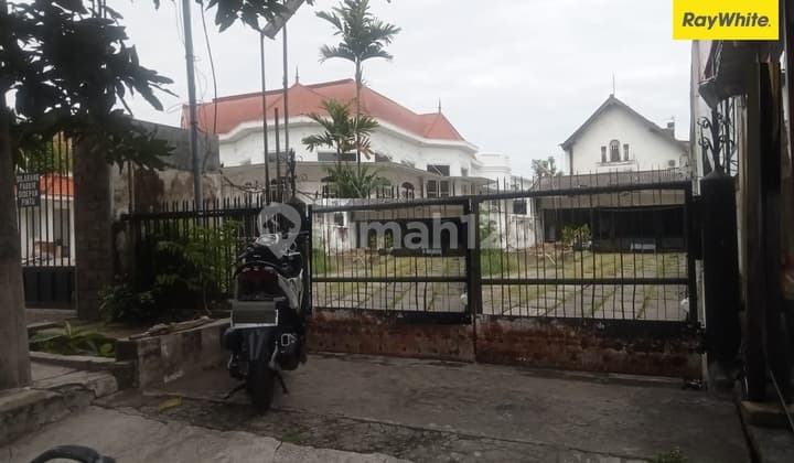 House for Sale in the City Center on Tegalsari Street, Surabaya