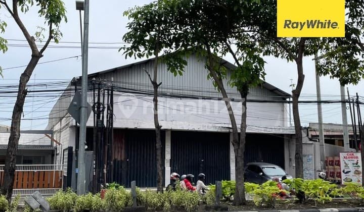 Auctioned Business House Asset for Sale on Manukan Kulon Street, Surabaya
