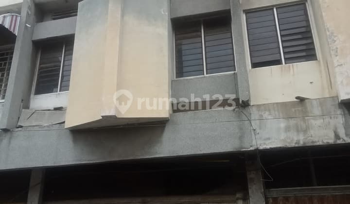 3-story shop house for rent on Ngaglik Street, Central Surabaya