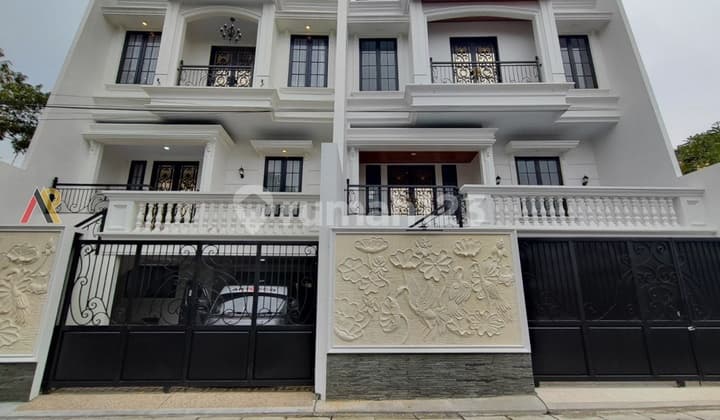 Rumah Classic 3 Lantai Dekat Pintu Tol Andara Cilandak Jakarta Selatan