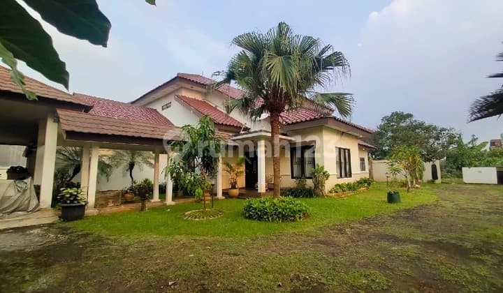 Rumah Dengan Tanah Luas Banyak Taman