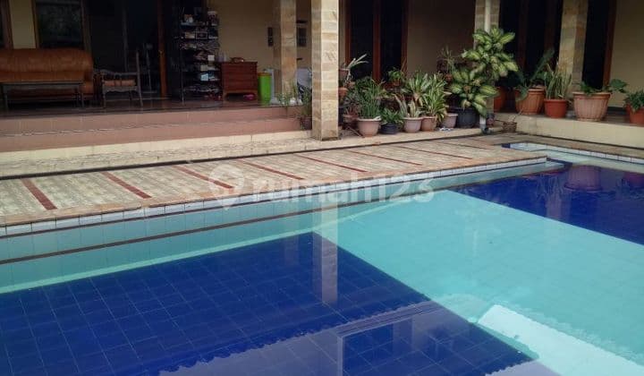 Rumah Lux dengan Swimming Pool di Gandul