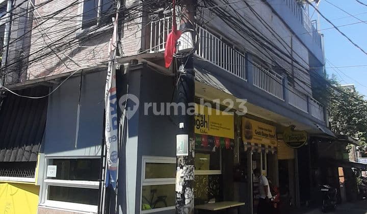Bangunan Kost 3 Lantai 5 Kamar dan Ruang Usaha di Jl. Bangka