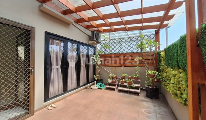 Hunian Idaman 2.5 Lantai dengan Kolam Rooftop di Pondok Cabe