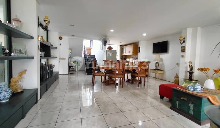 Rumah 2 lantai homey dalam komplek perumahan