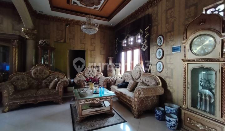 A Majestic Classic Style House with Swimming Pool