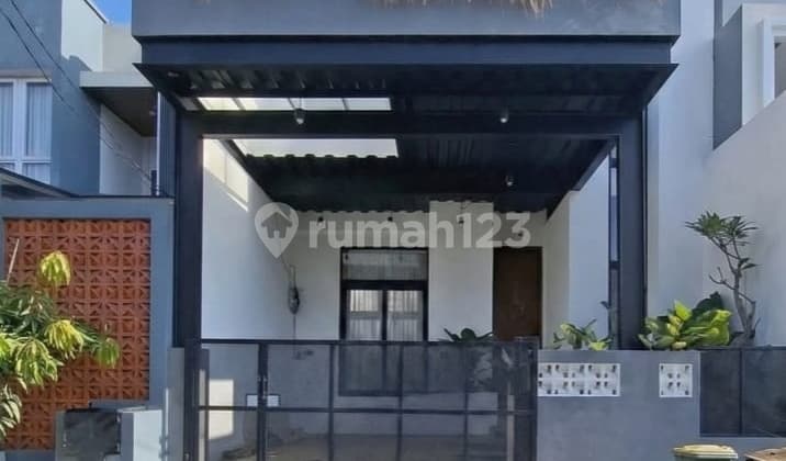 Rumah Modern Dalam Perumahan Besar di Cinere Memiliki Roof Top dan Dekat Pintu Tol