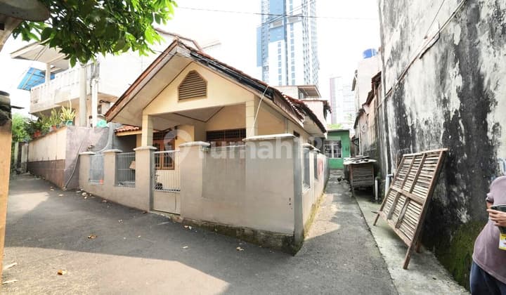 Dijual Cepat Rumah Strategis di Margonda 1 Lantai 3 Kamar Tidur