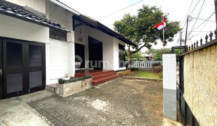 Rumah Posisi Hook 2 Lantai di Cinere Ceiling Tinggi Luas & Siap Huni