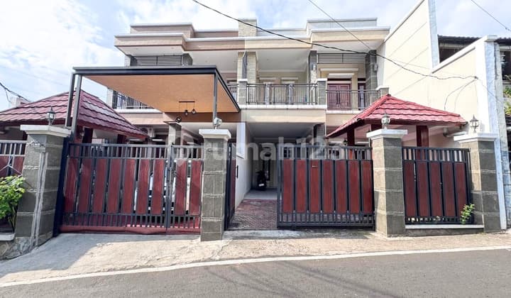 Rumah 2 Lantai Luas, Rapi Akses Dekat Bagus Harga 2,1 M Nego