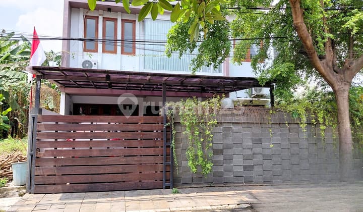 Rumah Modern Super Homey di Cinere Halaman Luas Hadap Barat