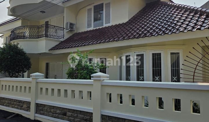 Garasi 4 Mobil! Rumah Besar & Lengkap di Perumahan Mega Cinere