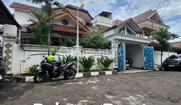 Bebas Banjir, Rumah, 2 Lantai, SHM, Dekat Pusat Perbelanjaan