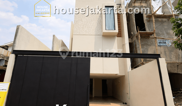 Bebas Banjir, Rumah, 3 Lantai, SHM, Full Furnished