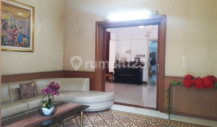 Rumah 2 Lantai Bagus Parkiran Luas Area Sayap Merdeka