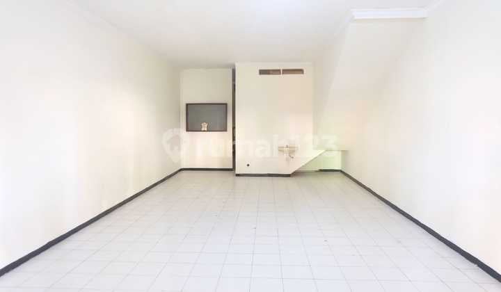 Two-story shop house, 170 square meters, nice area in Taman Kopo Indah.