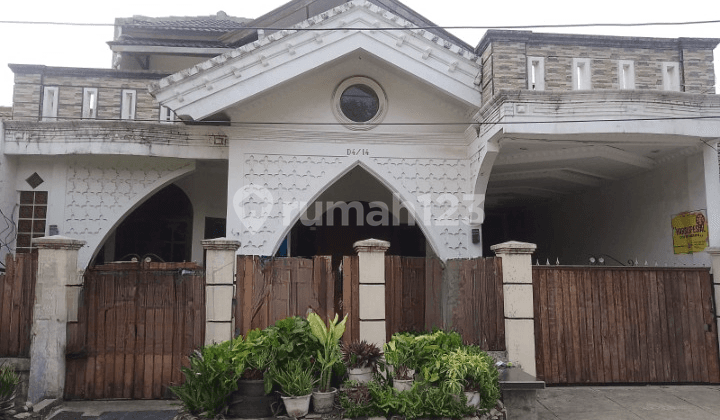 Rumah Dijual Harga Dibawah NJOP Lokasi Depan Lapangan Taman Luas 200Meter 2 Lantai di Kota Bekasi Jawa Barat