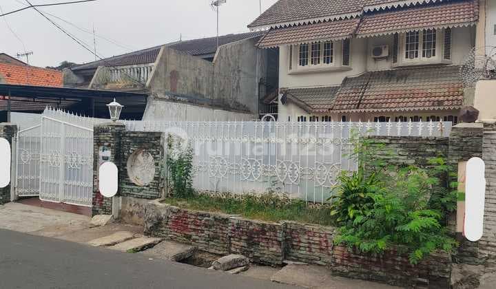 Price Drop: 2-Story House, 2-Car Road, Affordable, 400 sqm on Main Road in Pisangan, Matraman, East Jakarta