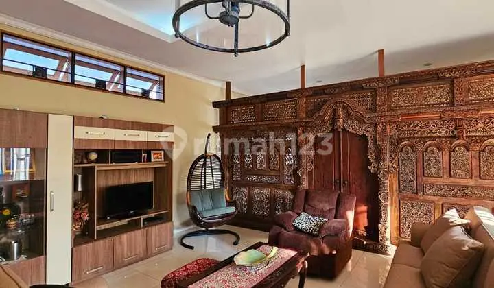 Villa 2000 Meter 2,5 Lantai Halaman Luas Asri Jalan Raya Puncak di Cipanas, Cianjur Jawa Barat