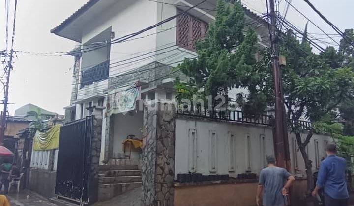 Rumah 2 Lantai SHM Lokasi Strategis Dekat Tol Mampang Komplek Perumahan di Jakarta Selatan