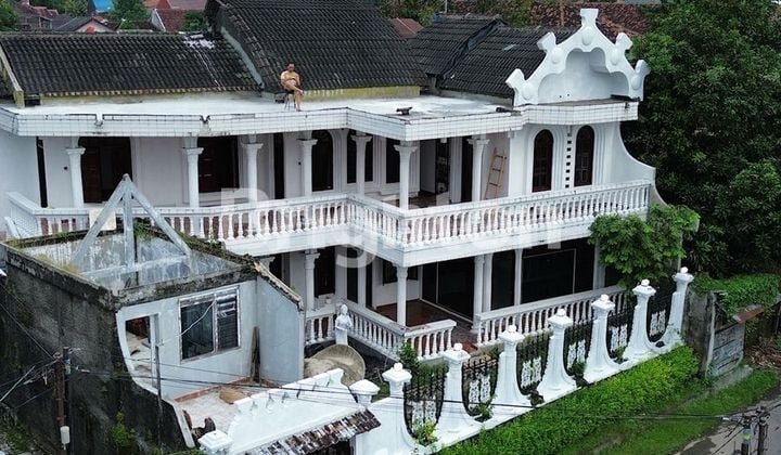 DIJUAL RUMAH 3 LANTAI DESAIN SEMI EROPA DEKAT MALIOBORO MALL LOKASI PUGERAN BARAT MATRIJERON YOGYAKARTA