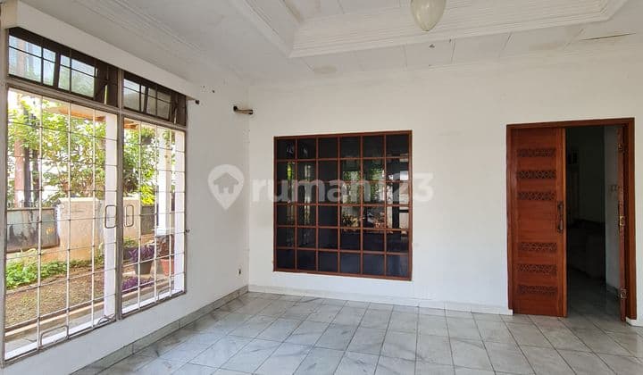 Rumah Classic Hook 2 Lantai, Sudah HGB di Bintaro