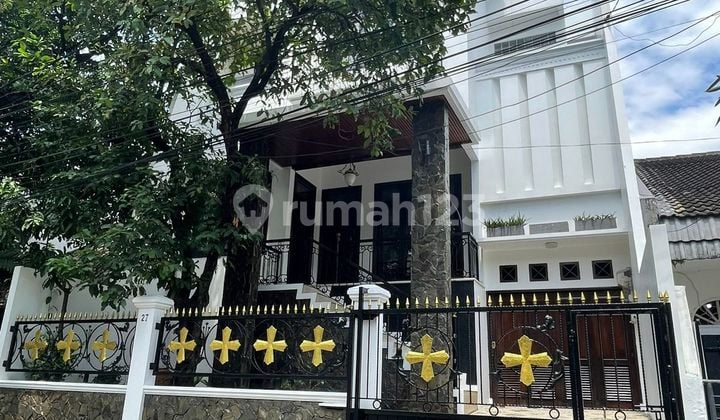 Dijual Rumah Pejompongan 10X20m2 3.5Lt Full Furnished Jakarta Pusat