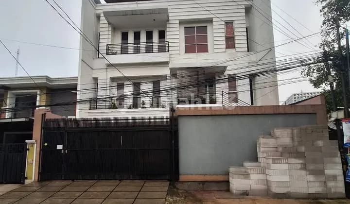 Dijual Rumah 3 Lantai Daerah Kemanggisan Slipi S Parman Lokasi Strategis Pinggir Jalan Raya Anggrek Cendrawasih