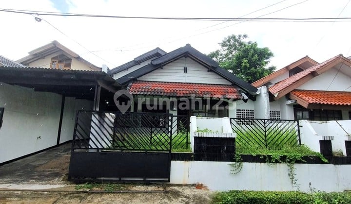 Rent House Spacious with Backyard in Bintaro South Tangerang - 10312