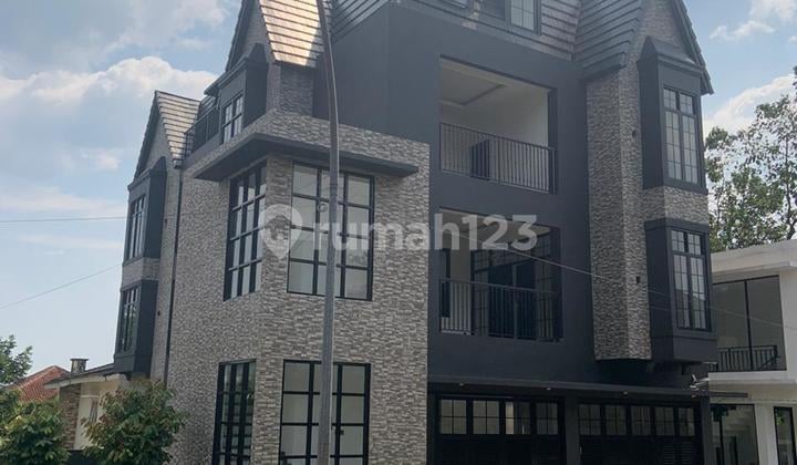 Rumah Baru 4 Lantai Siap Huni Posisi Hoek Best View Pegunungan di Sentul City