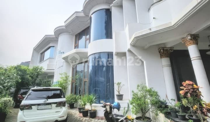 Classic Corner House Sunter Bisma Ready to Move In
