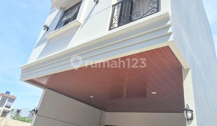 5 Unit Rumah Brand New American Classic Style 3 Lantai Jalan Haji Nawi Jakarta Selatan