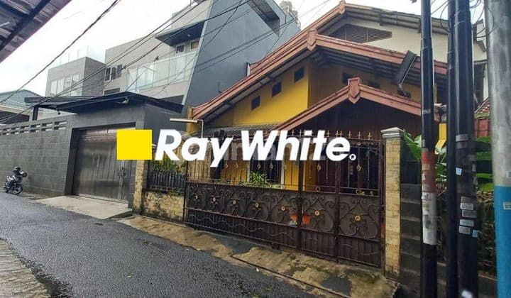 Diju Rumah Lama Lokasi Strategis di Tomang Jakarta Barat