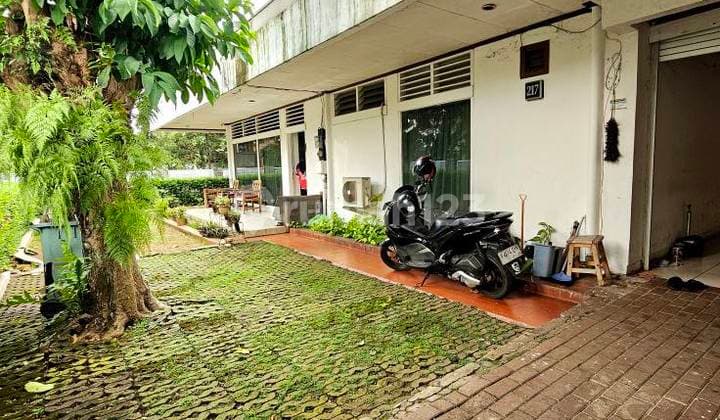 A very spacious house in the forefront of Cinere residential complex