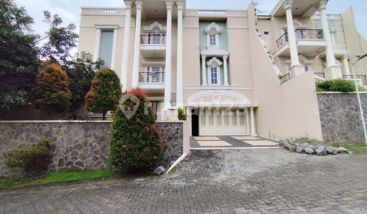 Classic Modern 3-Storey Villa Esperanza Ngaliyan Semarang